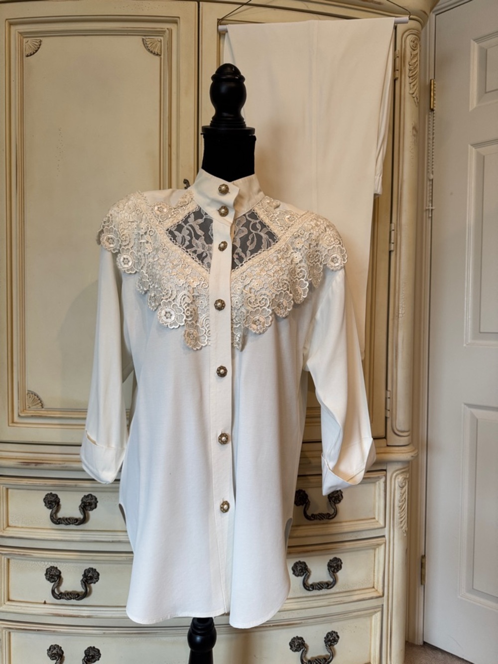 R&M Richards Cream Lace Yoke Button-Up Tunic Blouse